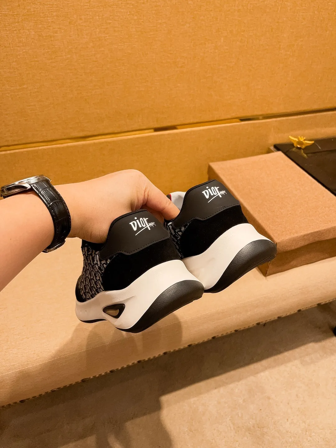 Men's shoes💰 440💰🔥 [Dior] Men's high-end brand of shoes official website 1:1 latest masterpiece: the upper is made of imported first-layer cowhide from Italy, comfortable and breathable lining ➕original non-slip and wear-resistant outsole🔥, making walking more convenient and comfortable! An exclusive new model, a stunning work, a beautiful 1:1 replica [color] compared to the official quality! Create a fashionable personality to set off your uniqueness! A must-have for trendy men! Classic 🔥Size: 39-44 Color: 🔥Multiple colors available